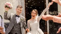 Los futuros matrimonios confían a Santa Clara el buen tiempo en el día de su boda y la felicidad de su unión. Crédito: Shutterstock