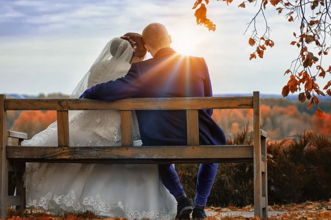 Hostigan a abogada por defender matrimonio natural en universidad de Brasil