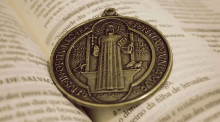 El significado detrás de recibir una medalla de San Benito y cómo puede  influir en tu vida (2024 )