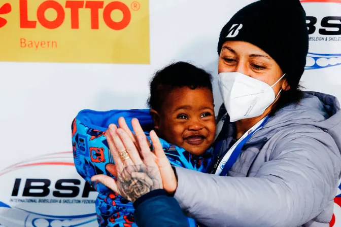 Madre de niño con síndrome de Down luchará por una medalla en Olimpiadas de invierno