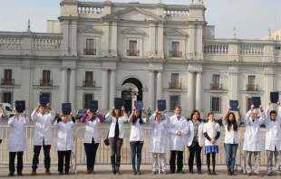 Imagen referencial. Mu00e9dicos se manifiestan por la Vida frente al palacio de La Moneda, septiembre de 2016. Cru00e9dito: Giselle Vargas N., ACI Prensa. 