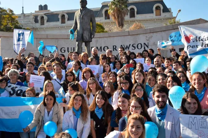 3 mil profesionales se manifiestan por la vida en hospital de Argentina