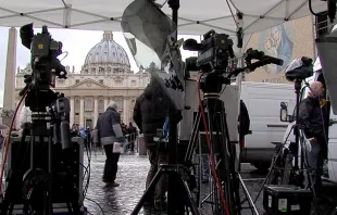 Algunos medios de comunicación frente al Vaticano. Foto: Captura EWTN 
