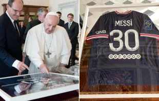 El Papa Francisco recibe la camiseta del PSG autografiada por Lionel Messi / Crédito: Vatican Media 