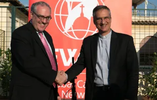 Michael Warsaw, de EWTN, y Mons. Dario Viganò, de la Secretaria para la Comunicación del Vaticano. Foto: Daniel Ibáñez / ACI Prensa 