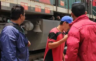 Imagen referencial / Migrantes al pie del tren conocido como "La Bestia", que usan para cruzar tramos de México. Foto: Catholic Relief Services 