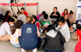 Migrantes colombianos en el Aeropuerto El Dorado. Crédito: Defensoría del Pueblo 