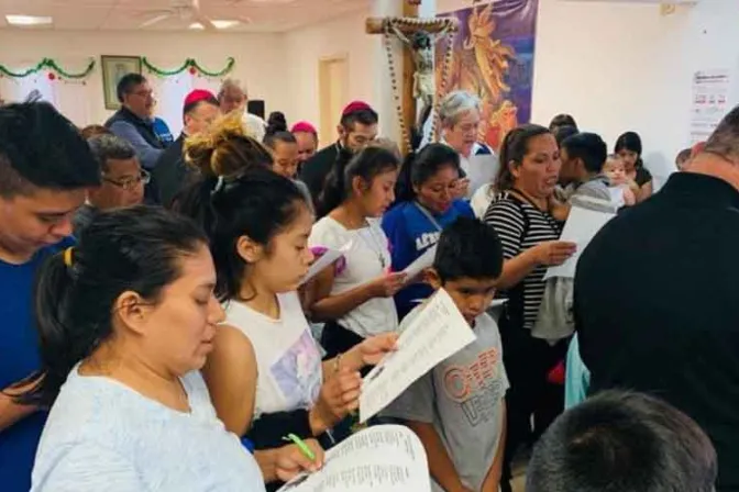 Migrantes celebran posada navideña junto a obispos en frontera de México y Estados Unidos