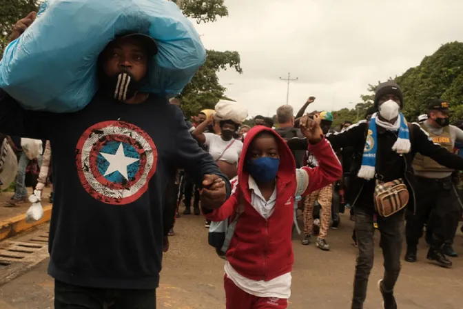 Iglesia pide socorrer a miles de migrantes varados en la selva entre Panamá y Colombia