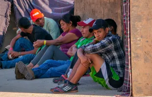 Migrantes se refugian temporalmente en un estadio de la Ciudad de México camino a la frontera con Estados Unidos, 8 de noviembre de 2018. Crédito: ACI Prensa 