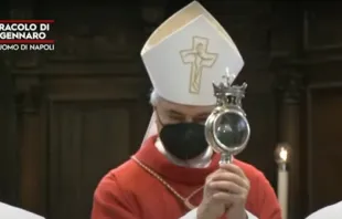 Mons. Domenico Battaglia muestra milagro de la Sangre de San Genaro. Foto: Captura video 