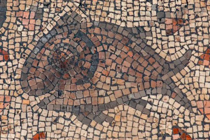 Hallan mosaico de hace 1500 años que representa milagro de los panes y peces de Jesús