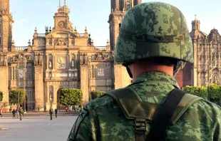 Imagen referencial / Militar en la Plaza de la Constitución de cara a la Catedral Metropolitana de México. Crédito: David Ramos / ACI Prensa. 