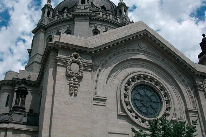 Obispos de Minnesota reanudan Misas públicas desafiando orden estatal