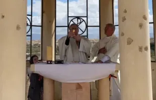 El P. Francesco Patton celebra la Misa en la en la capilla de San Juan el Bautista, junto al río Jordán. Crédito: Centro Magdala.  