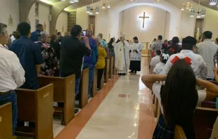 Mons. Gustavo Garcia-Siller junto a niños y padres de la escuela católica Sacred Heart en la parroquia del mismo nombre, al inicio de las clases este 15 de agosto. Crédito: CTSA. 