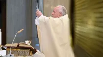 El Papa Francisco celebra la Misa en la Casa Santa Marta. Crédito: Vatican Media