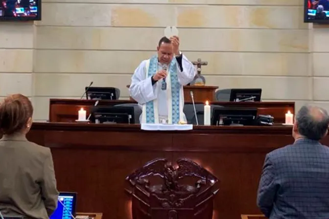 Por primera vez celebran Misa en el Senado de Colombia