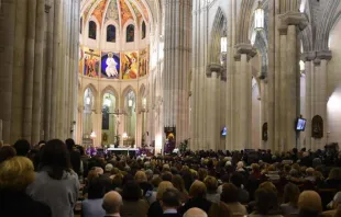 Misa en Catedral de la Almudena por Mons. Javier Echevarru00eda. Foto: u00c1lvaro Garcu00eda / Archidiu00f3cesis de Madrid. 