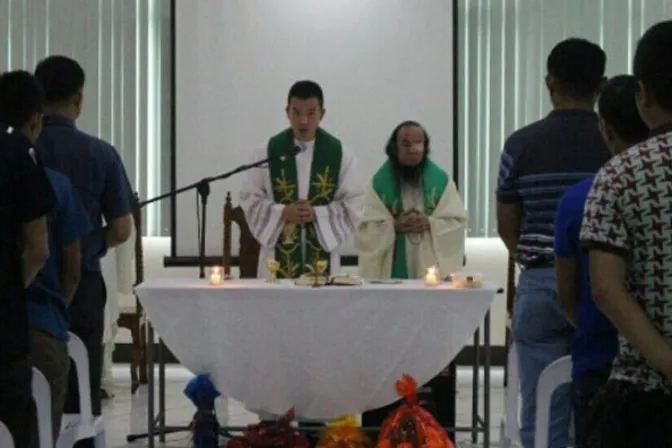 Así fue la primera Misa de sacerdote que estuvo 5 meses secuestrado por el Estado Islámico