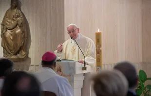 El Papa Francisco imparte su homilía en la Casa Santa Marta / Foto: L'Osservatore Romano 