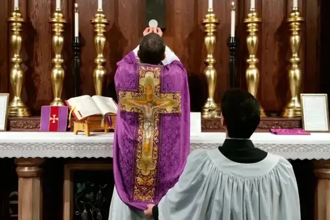 Papa Francisco permite a fraternidad sacerdotal celebrar Misa en latín 