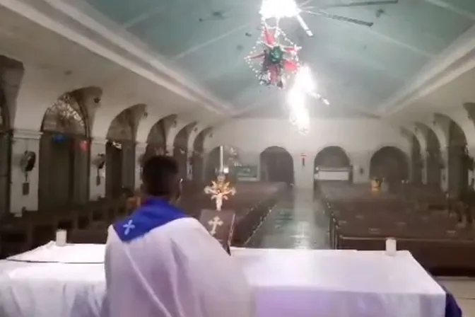 Sacerdote siguió celebrando Misa a pesar que tifón golpeaba la iglesia