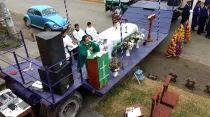El P. Pasco celebrando la Misa sobre el camión / Foto: Cortesía P. Pasco