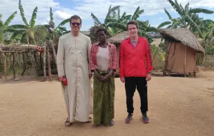 Justina junto con Jeremías y el P. Highton. Foto: Orden de San Elías 