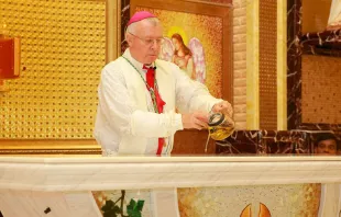 Mons. Paul Hinder bendice el altar de la iglesia de San Francisco Javier. Foto: Vicariato Apostólico del Sur de Arabia 