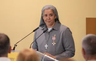 La hermana Cristina Fernández luce la Cruz al Mérito Militar. Crédito: MDE / Marco Romero. 