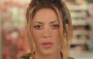 Shakira en video musical de "Monotonía" 
