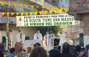 Mons. García cuerva celebrando la Eucaristía en Ciudad Oculta. Crédito: Portal EnCamino/Arzobispado de Buenos Aires 