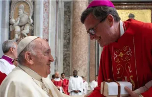 Mons. García Cuerva recibiendo el Palio de manos del Papa Francisco. Crédito: Vatican Media 