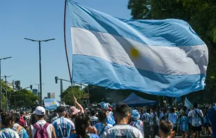 Argentinos celebran el triunfo de la selección en el Mundial de Qatar 2022. Crédito: Shutterstock 