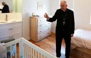Mons. José Gomez bendice una de las habitaciones de la nueva residencia para mujeres embarazadas sin hogar. Crédito: Víctor Alemán (Arquidiócesis de Los Ángeles) 