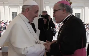 El Papa con Mons. Josep Àngel Saiz Meneses en el Vaticano. Foto: Diócesis de Terrassa 
