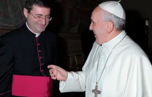 Mons. Paolo Rudelli y el Papa Francisco. Crédito: Vatican Media 
