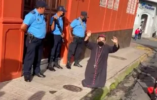 Mons. Rolando Álvarez es vigilado por la policía de Nicaragua el 4 de agosto de 2022. Crédito: Diócesis de Matagalpa 