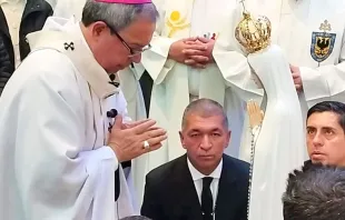 El Arzobispo de Bogotá, Mons. Luis José Rueda Aparicio, reza ante la imagen de la Virgen de Fátima. Cortesía: Misión Fátima Colombia 