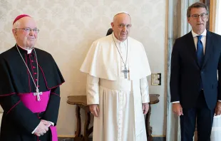 Papa Francisco recibe a Mons. Juliu00e1n Barrio (Izq), Arzobispo de Santiago de Compostela y a Alberto Nu00fau00f1ez Feijou00f3 (dcha), Presidente de la Xunta de Galicia. Cru00e9dito: Twitter Alberto Nuu00f1ez Feijou00f3.  