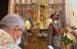 Mons. Francisco Cerro, Arzobispo de Toledo (Espau00f1a) reza ante el Santu00edsimo Sacramento. Cru00e9dito: Archidiu00f3cesis de Toledo.  