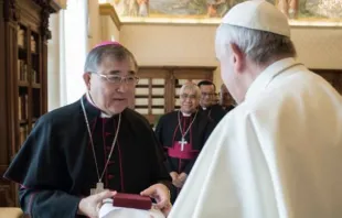 Imagen referencial. Mons. Sim con el Papa en Visita ad limina de 2018. Foto: Vatican Media 