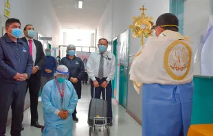 Mons. Marco Antonio Cortez Lara visita con el Santísimo Sacramento el Hospital Regional Hipólito Unanue. Créditos: Diócesis de Tacna y Moquegua 