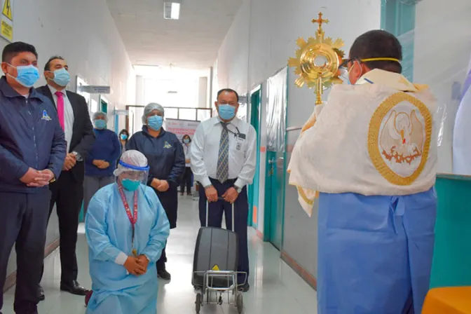 Obispo recorre hospital con Jesús Eucaristía por Solemnidad de Corpus Christi