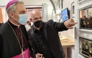 Mons. Georg Ratzinger en la exposición. Foto: Alexey Gotovsky / ACI Prensa  