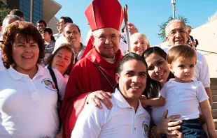 Mons. José Gómez con un grupo de fieles latinos / Facebook Archbishop José H. Gómez 