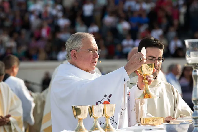 Mons. Gómez defiende derecho de católicos a impregnar con la fe la vida pública