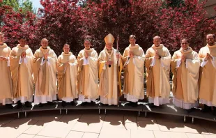 Mons. José Gomez con los nuevos sacerdotes / Foto: Facebook Arquidiócesis de Los Ángeles 