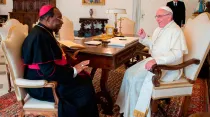 Mons. León Kalenga en una anterior audiencia con el Papa Francisco - Foto: Vatican Media / ACI Prensa